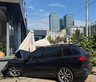В Киеве в результате ДТП автомобиль выехал на летнюю террасу заведения